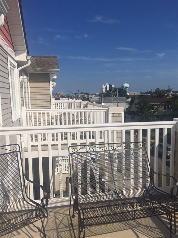 419 WEST CEDAR AVENUE UNIT "E" WILDWOOD SUMMER RENTALS WITH POOLS at
